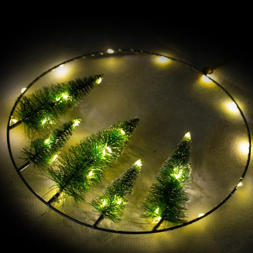 Dekortrend fém ablakdísz fenyőfákkal, 30 cm, 30 led, meleg fehér, elemes